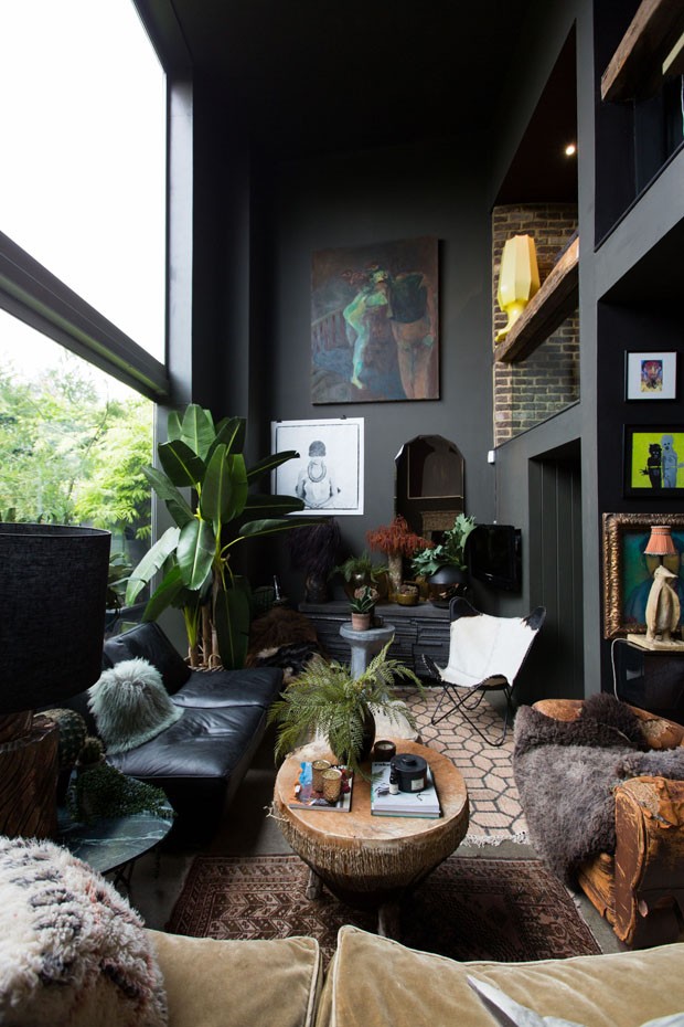 Décor do dia: sala de estar escura na tendência urban jungle (Foto: Divulgação/Reprodução)