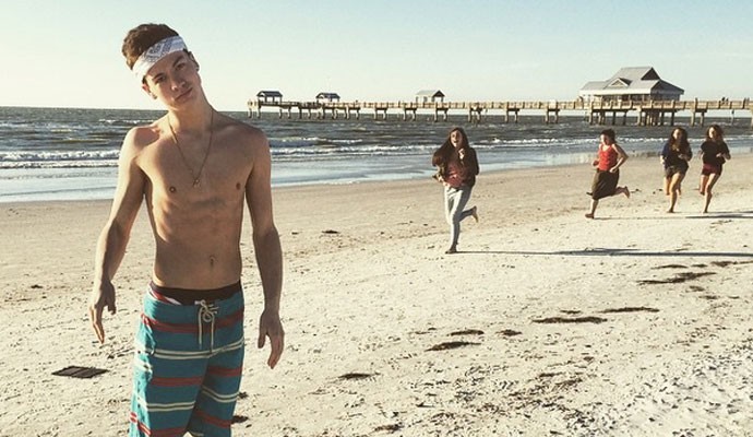 Taylor Caniff, webcelebridade e viner, na praia