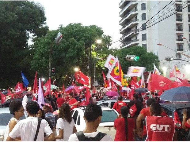 Manifestação contra impeachment apóia presidente Dilma em Belém (Foto: Jéssica Gatti / G1 PA)