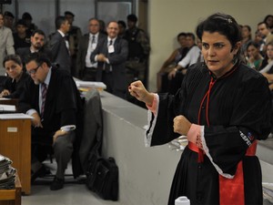 23.nov.2012 - A advogada Carla Silene, que defende Fernanda Gomes de Castro, apresenta suas alegações no Tribunal do Júri de Contagem (Foto: Vagner Antônio/TJMG)