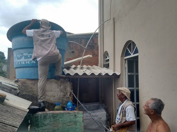 Agentes de edemia da prefeitura estiveram na casa de Gerson Gomes, na Rua Abaeté, no Bairro Santa Helena. (Foto: Diego Souza/G1)