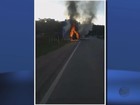 Caminhão com laranjas pega fogo na BR-459, em Santa Rita do Sapucaí