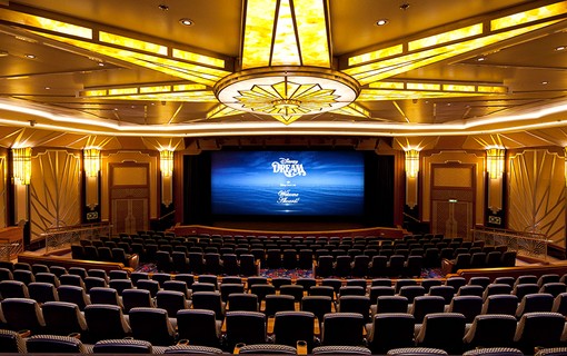 O cinema Buena Vista Theatre exibe estreias e clássicos da Disney