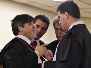 07/03/2013 - Advogados de Bruno conversam antes do quarto dia de julgamento (Foto: Renata Caldeira / TJMG)