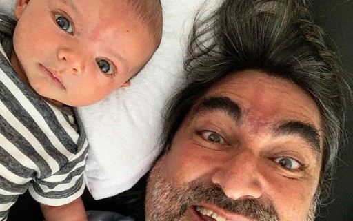 Zeca Camargo conhece sobrinho e se encanta com marca de nascença igual à dele