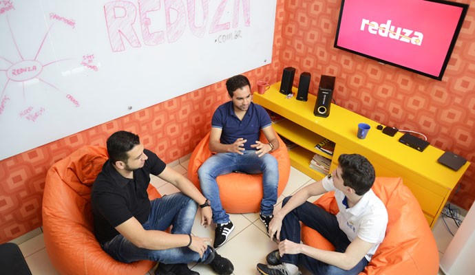  Os criadores da Reduza, startup que exibe descontos: (à esq.) Amador Gonçalves, Alessandro Fontes e Lucas Pelegrinos. 