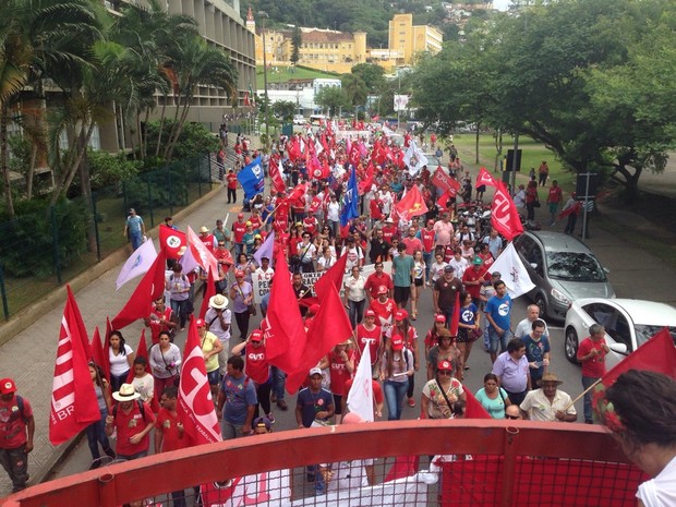 Protesto SC - por volta das 17h30, manifestantes seguiam em caminhada pelo Centro de Florianópolis (Foto: RBS TV)