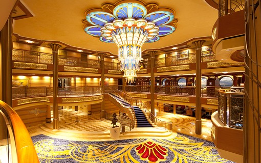 O lobby do navio Disney Dream