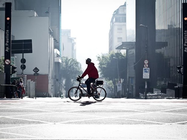 Ciclista pedala na Avenida Paulista neste domingo (Foto: Caio Kenji/G1)