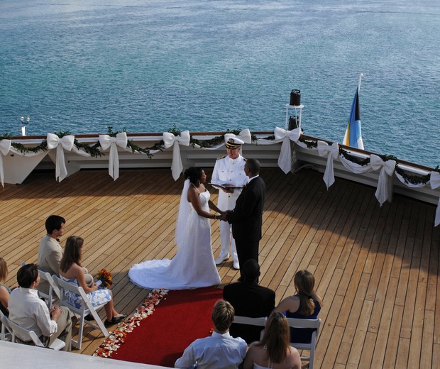 Disney Cruise Line provides a happily-ever-after setting like none other for couples to exchange vows in a romantic ceremony onboard the ship, with ocean views from a secluded space on deck or a sophisticated private party room. (©Disney) (Foto: Disney Cruise Line)