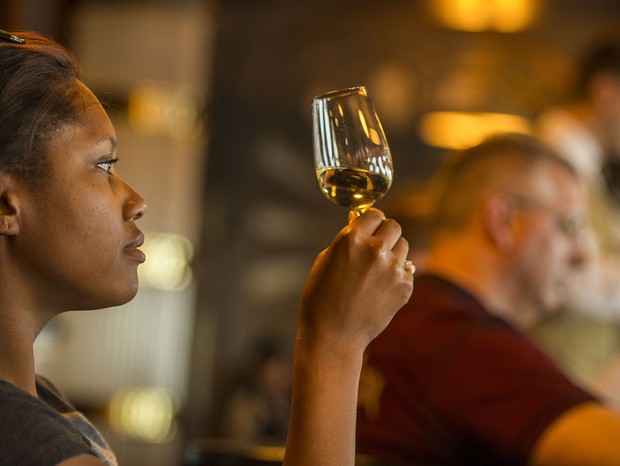 On the Disney Magic, guests can savor the flavor of wines from around the world during an exclusive wine tasting experience led by one of the ship’s knowledgeable sommeliers. (Matt Stroshane, photographer) (Foto: Matt Stroshane, photographer)