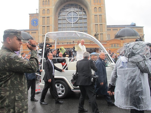 Papa Francisco chega à Basílica de Aparecida nesta quarta e emociona os fiéis com cumprimentos e missa (Foto: Nathália Duarte/G1)