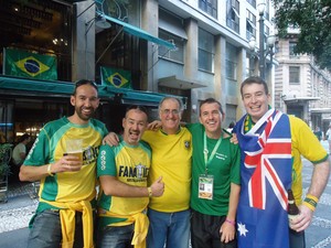 Pedro (centro) conheceu os australianos Andy e Anthony (os dois à esquerda) ao ajudá-los a habilitar um chip de celular, e foi convidado pelos estrangeiros para assistir a jogo com outros australianos