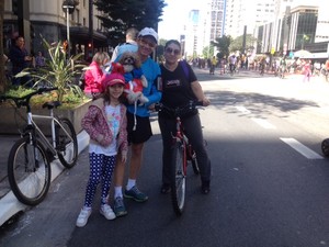 Família foi pedalar junta na Avenida Paulista neste domingo (Foto: Vivian Reis/G1)