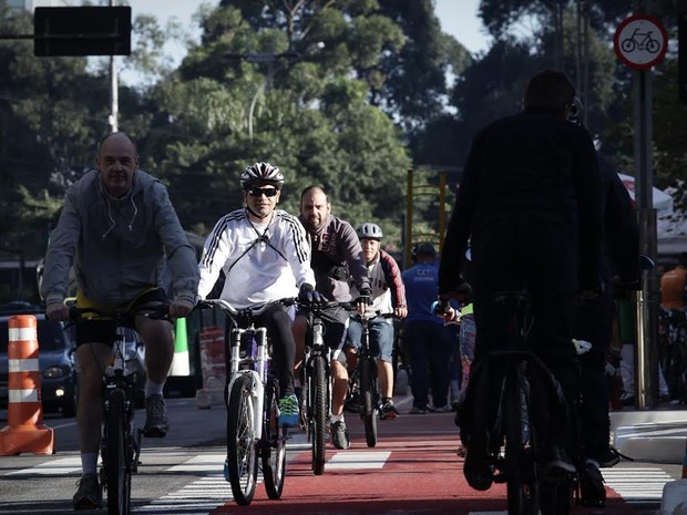 Ciclistas inauguram pista exclusiva na Avenida Paulista neste domingo (Foto: Caio Kenji/G1)