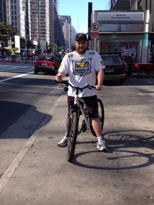 Advogado pedala na Avenida Paulista neste domingo (Foto: Vivian Reis/G1)