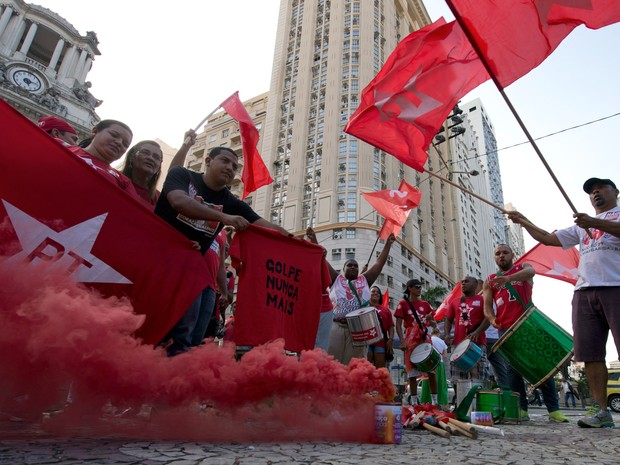 Manifestantes participam de protesto a favor da presidente Dilma Rousseff e contra o presidente da Câmara dos Deputados, Eduardo Cunha, no Rio de Janeiro (Foto: Vanderlei Almeida/AFP)