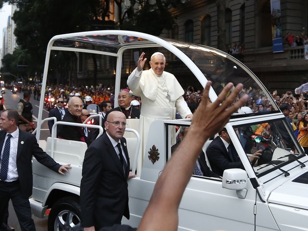 Papa acena para os fiéis do papamóvel (Foto: Victor R. Caivano/AP)