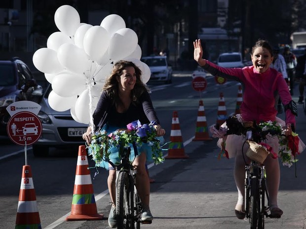 Ciclistas comemoram inauguração de ciclovia com balões brancos (Foto: Caio Kenji/G1)