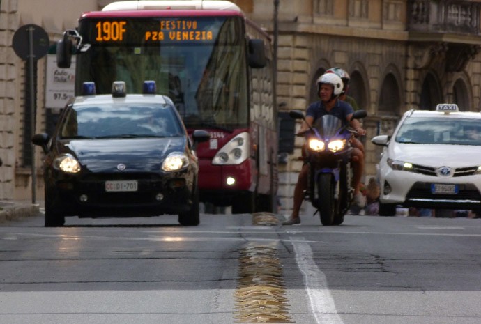 Elementos para separar faixas, em Roma, não são um risco aos motociclistas