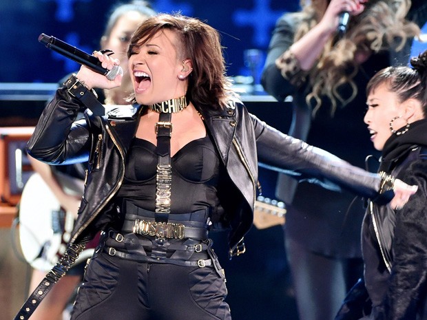 Demi Lovato se apresenta no Teen Choice Awards neste domingo (10)