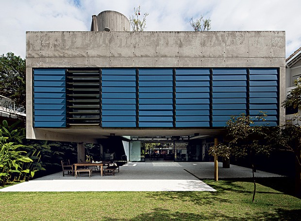 Imponente entre as casas de City Boaçava, em São Paulo, a caixa de concreto aparente de 300 m² dá a impressão de flutuar, suspensa por quatro pilares. O projeto premiado é do escritório MMBB (Foto: Maíra Acayaba / Casa e Jardim)