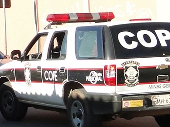 Carro do Cope leva goleiro Bruno de volta à Penitenciária Nelson Hungria, em Contagem (Foto: Raquel Freitas/G1)