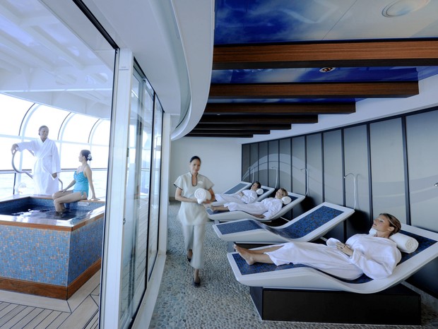 Senses Spa & Salon, an environment that provides relaxation and tranquility to adult guests aboard the Disney Dream, features the Rainforest Room. This serene space offers the benefits of steam, heat and hydrotherapy to help guests completely unwind and i (Foto: Diana Zalucky, photographer)