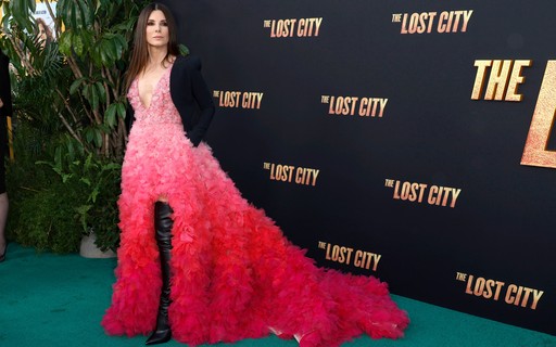 Sandra Bullock rouba a cena com vestido de plumas em première