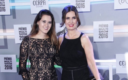 De pernas de fora, Fátima Bernardes e a filha Beatriz vão a premiação