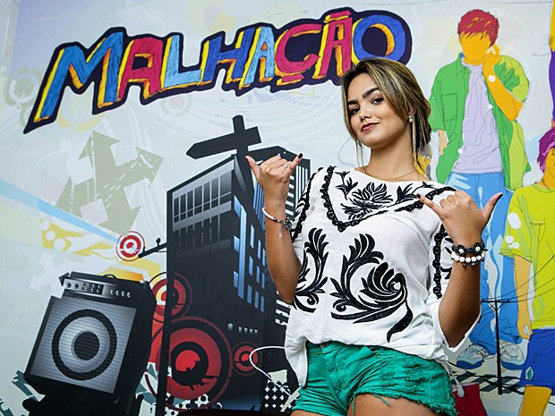 Suzanna Freitas visita os bastidores de Malhação e baba com figurino! (Foto: Inácio Moraes / Gshow)