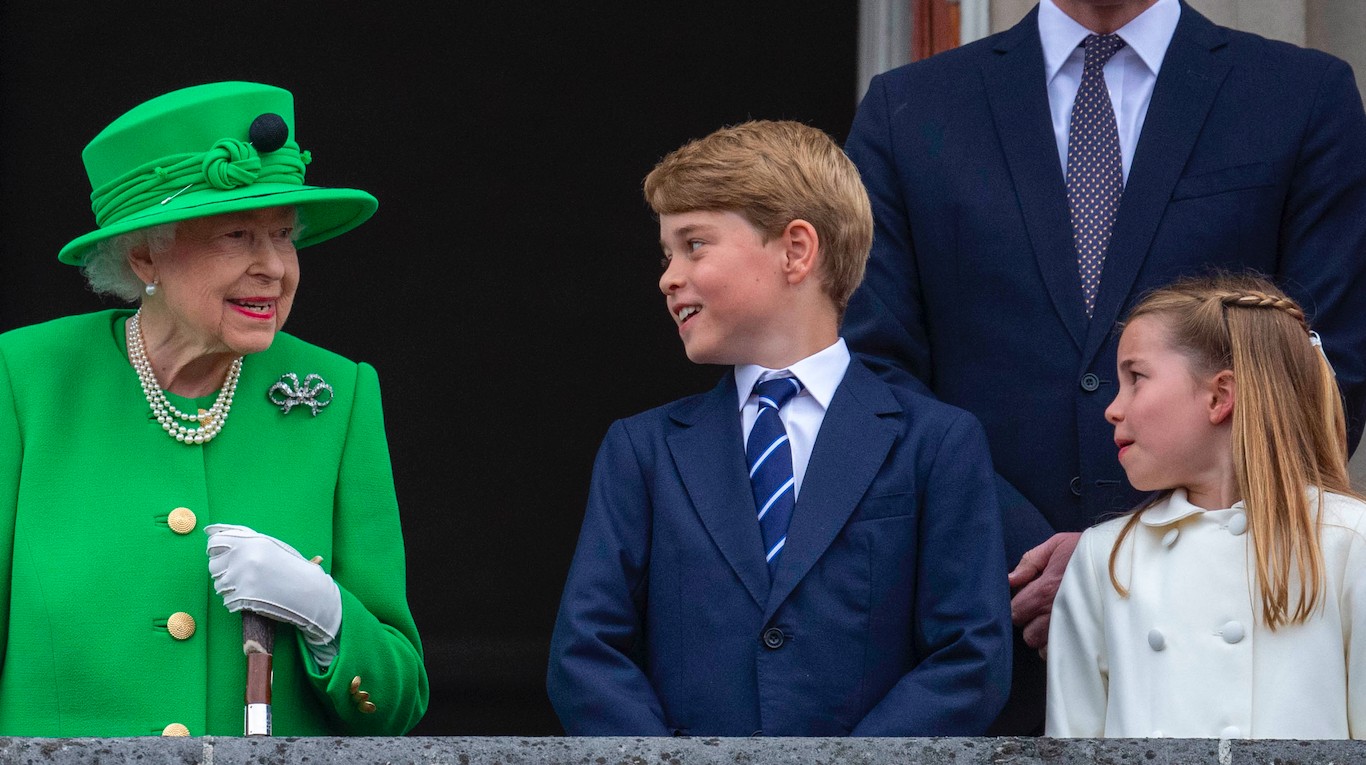 A Rainha Elizabeth II na companhia de dois dos bisnetos, Príncipe George e Princesa Charlotte (Foto: Getty Images)