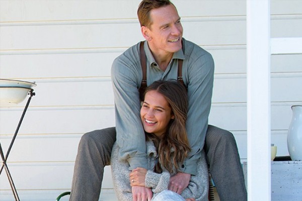 Michael Fassbender e Alicia Vikander em A Luz Entre Oceanos (2016) (Foto: Divulgação)