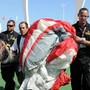 Homem pousa de parapente na Cidade do Rock (Alexandre Durão/G1)