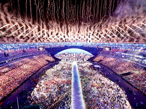 Fogos de artifício explodem durante abertura dos Jogos Olímpicos Rio 2016