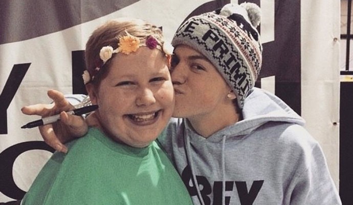 Taylor Caniff posa com fã que acabou morrendo de câncer no começo de 2015