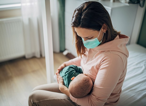 Amamentar o bebê pode ajudar a amenizar a dor na hora da vacina (Foto: Getty Images)