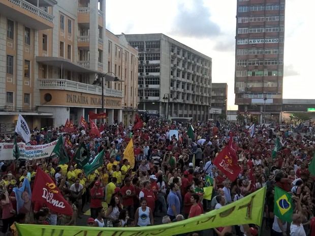 Manifestantes chegam ao Ponto de Cem Réis, em João Pessoa (Foto: Diogo Almeida/G1)