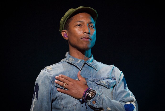 Pharrell se apresenta no show de encerramento do palco principal do Lollapalooza