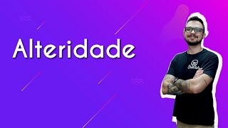 "Alteridade" escrito sobre fundo roxo ao lado da imagem do professor