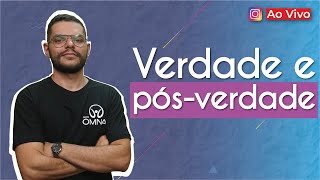 Professor ao lado do texto"Verdade e pós-verdade".