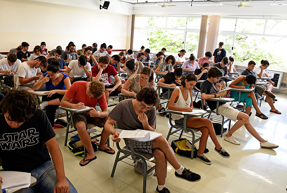 Estudantes em dia de provas do vestibular da Unicamp