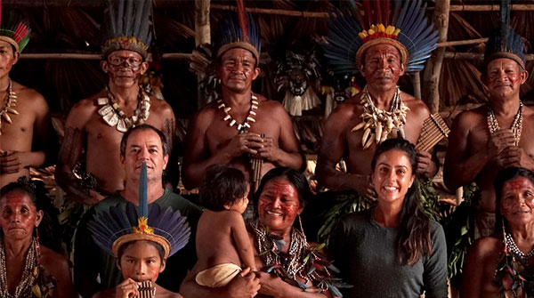 Clayton Conservani e Carol Barcellos junto com tribo indígena
