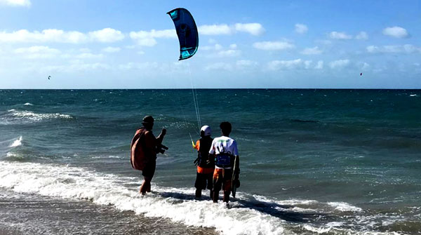 Pessoas se preparando para particar kite surf