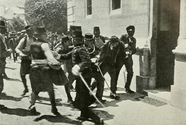 Gavrilo Princip sendo preso após assassinar Francisco Ferdinando, atentado que foi o estopim da Primeira Guerra Mundial.