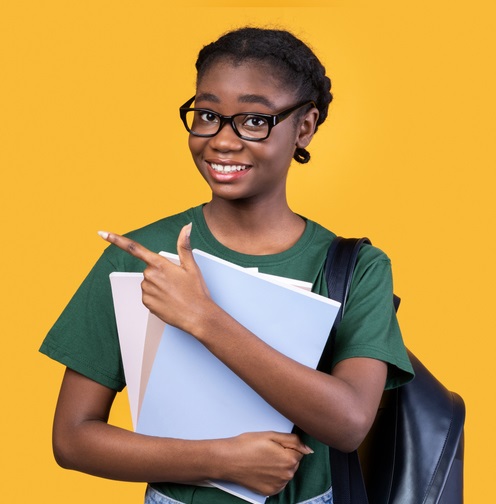 Estudante negra aponta o dedo e está sorrindo, fundo amarelo