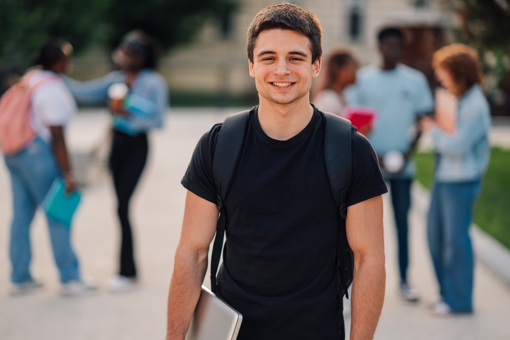 Estudante branco sorrindo