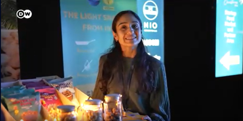 Shweta Pahuja, founder of Just Nosh has introduced a popular Indian snack to the German market where she now lives | Source: Screenshot from DW video