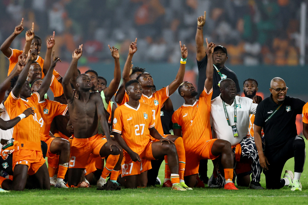 La sélection ivoirienne célèbre sa victoire contre le Sénégal, en huitièmes de finale de la Coupe d’Afrique des nations, à Yamoussoukro (Côte d’Ivoire), le 29 janvier 2024. Crédit : Reuters