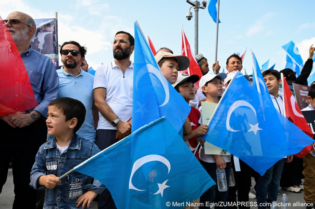 File photo: Some members of the Uyghur community gather outside the Chinese consulate in Istanbul in 2023 to condemn the actions of the People's Republic of China towards the Uyghur minority in the country | Photo: Mert Nazim Egin /picture alliance / ZUMAPRESS.com 